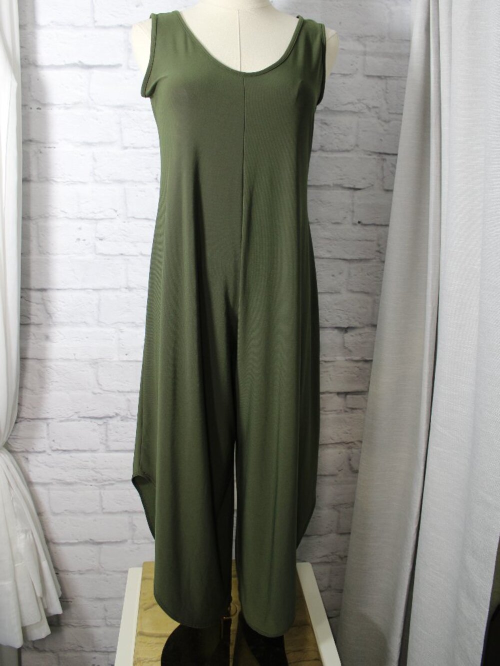 Tash & Sophia XS Olive Green Scoop Neck Sleeveless Wide Leg Harem Jumpsuit